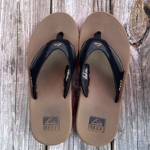 Mens size 10 reef flip flops